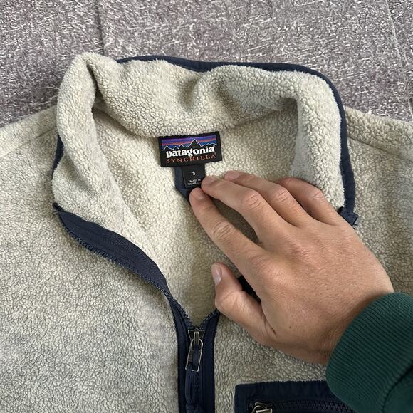 Men's Patagonia Oatmeal Heather Navy Blue Synchilla Fleece Zip Up Jacket Sz S - Picture 3 of 4